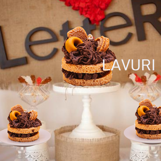 LAVURI® Caramel Cake - Torte mit Schlagsahne , Schokoriegel und Keksringe als Verzierung