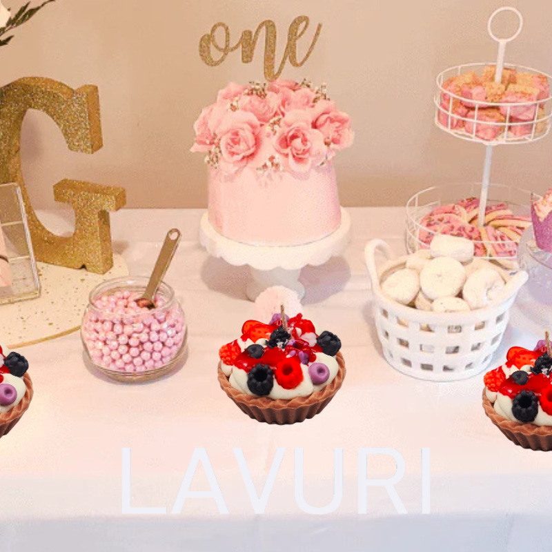 LAVURI® Silvestri Tarte - Gourmet Cookie Candle, Beeren- Mix mit Schlagsahne, roter Gel- Wax Sauce und Puder als Verzierung