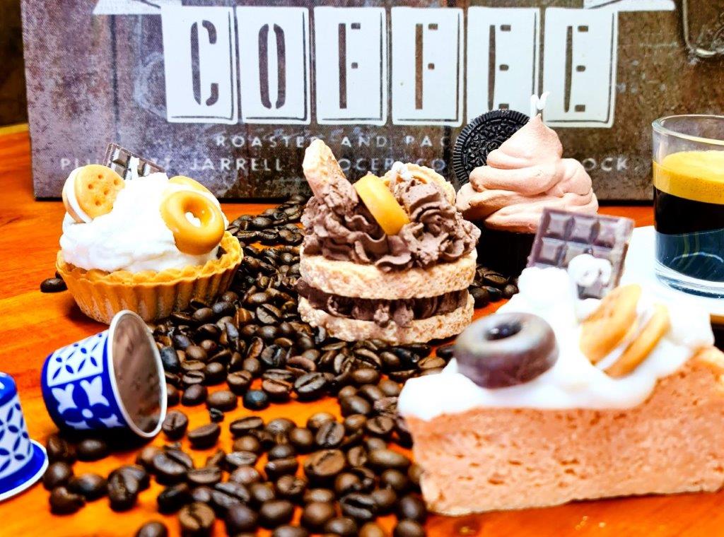 LAVURI® Caramel Slice - Kuchen - mit Schlagsahne , Schokoriegel und Keksringe als Verzierung