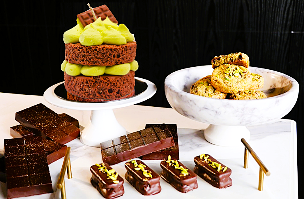 DUBAI Choclate Cake Candle, 100% handmade soy waxed scented Candle, Pistachio creme look on fluffy Cake base
