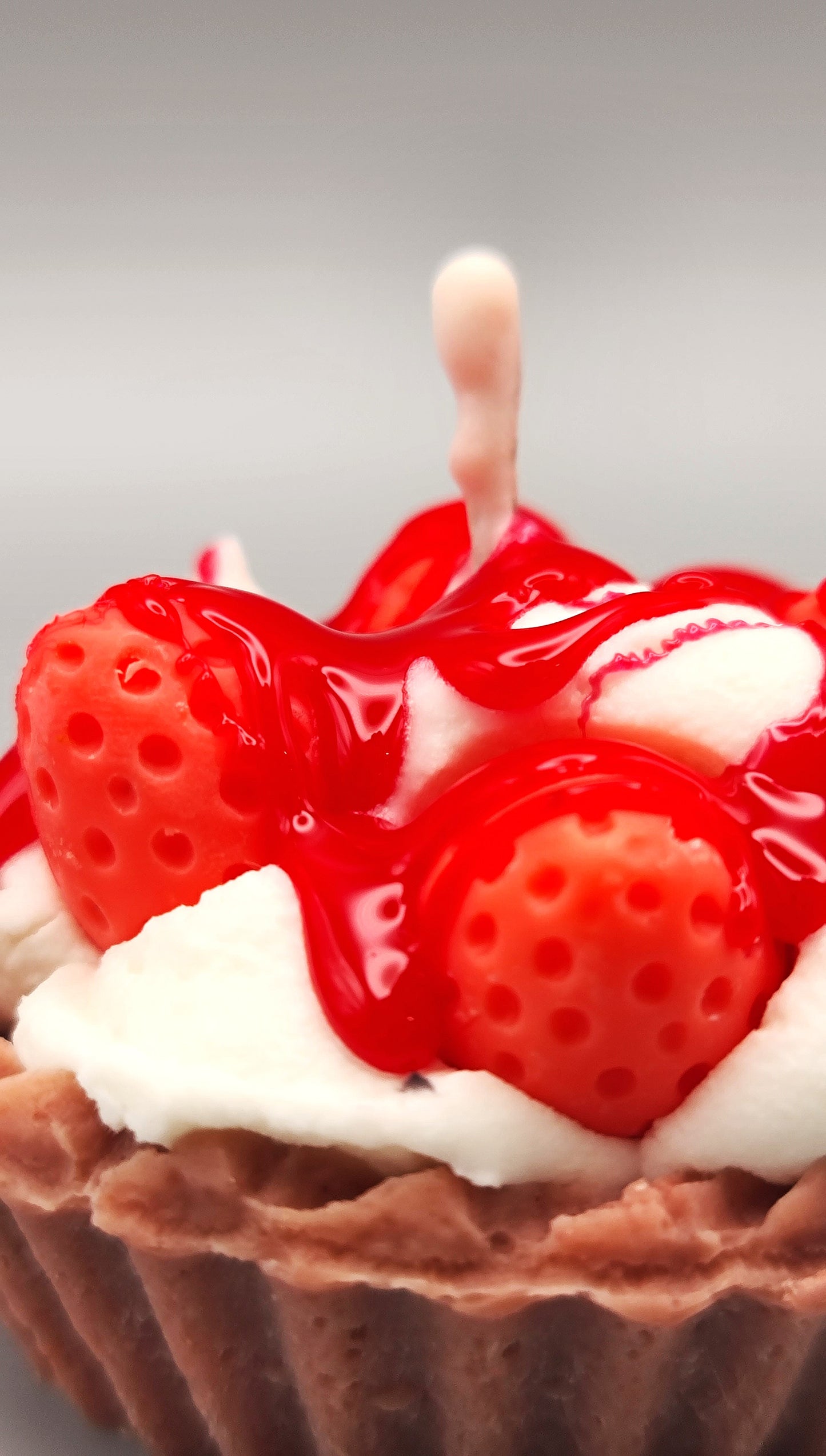 LAVURI® Frangola Tarte - Gourmet Cookie Candle, Erdbeeren mit Schlagsahne, roter Gel- Wax Sauce und Puder als Verzierung