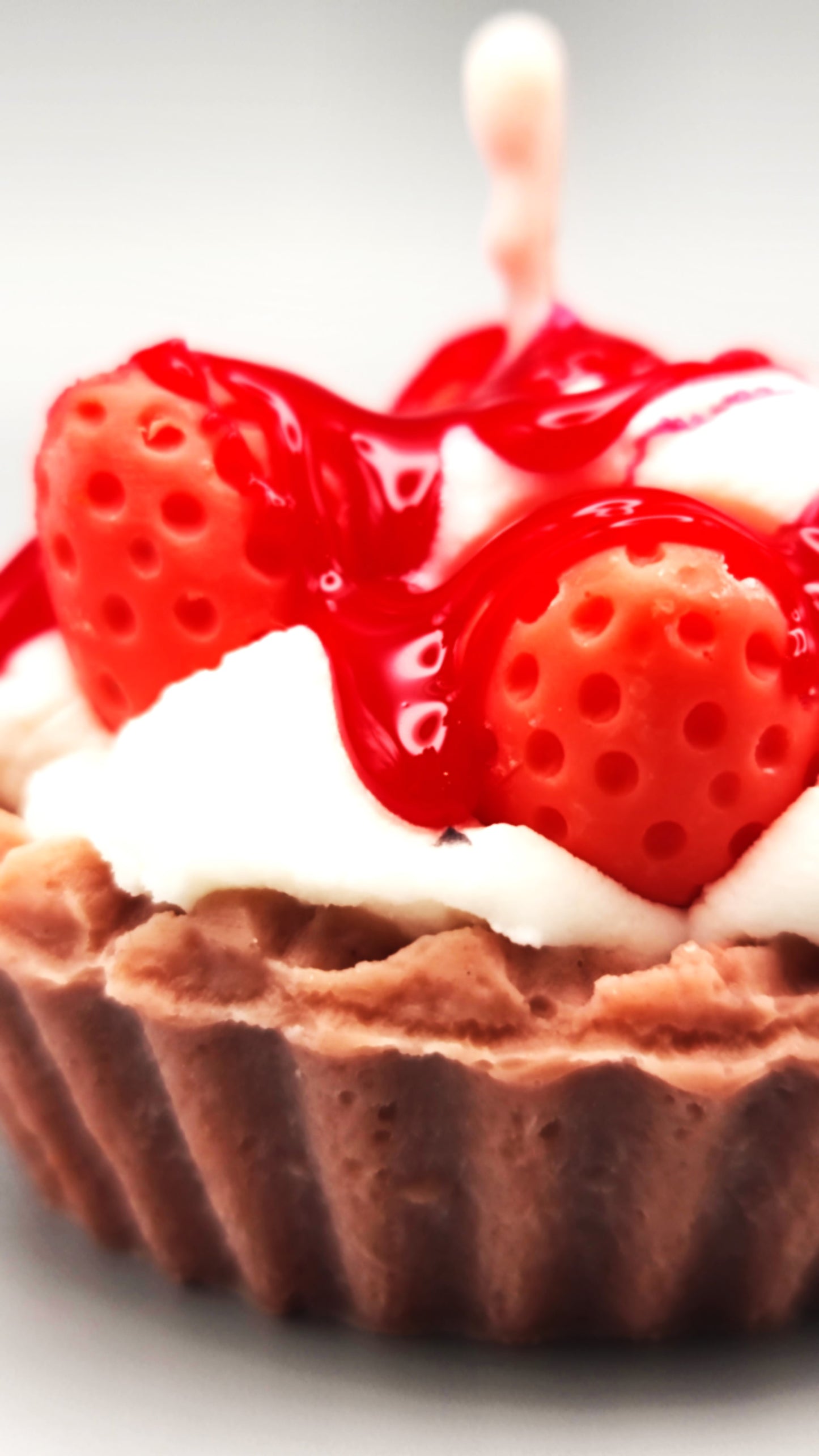 LAVURI® Frangola Tarte - Gourmet Cookie Candle, Erdbeeren mit Schlagsahne, roter Gel- Wax Sauce und Puder als Verzierung