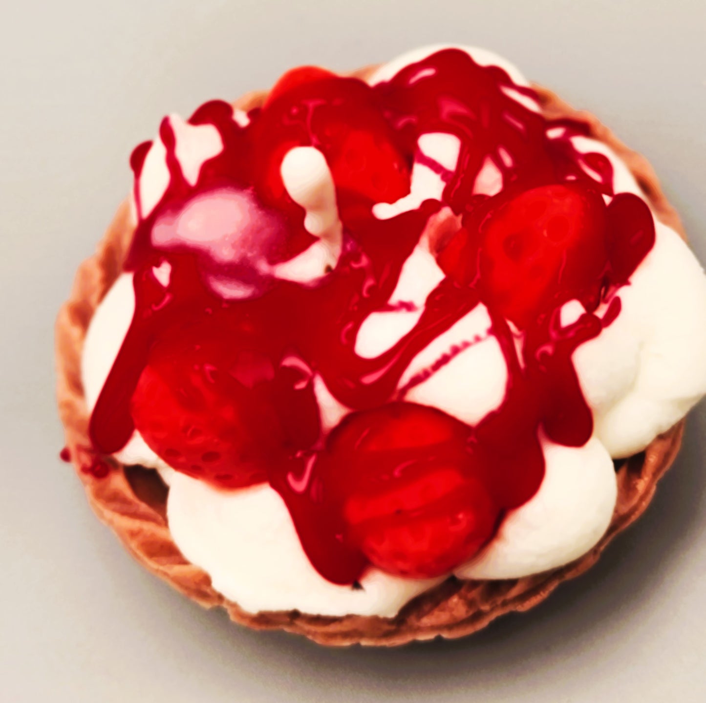 LAVURI® Frangola Tarte - Gourmet Cookie Candle, Erdbeeren mit Schlagsahne, roter Gel- Wax Sauce und Puder als Verzierung