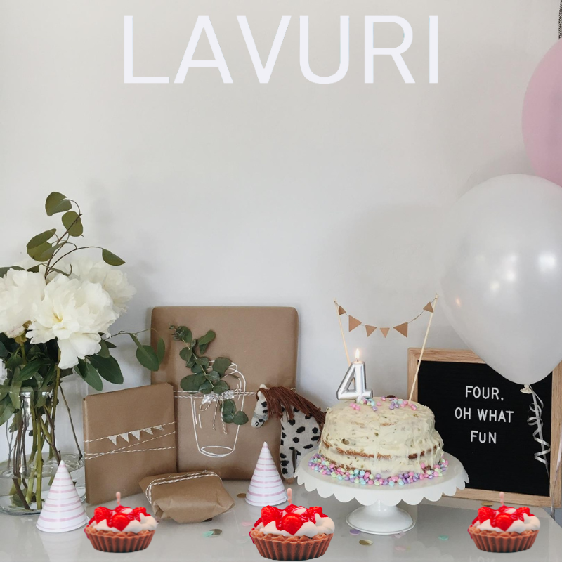 LAVURI® Frangola Tarte - Gourmet Cookie Candle, Erdbeeren mit Schlagsahne, roter Gel- Wax Sauce und Puder als Verzierung