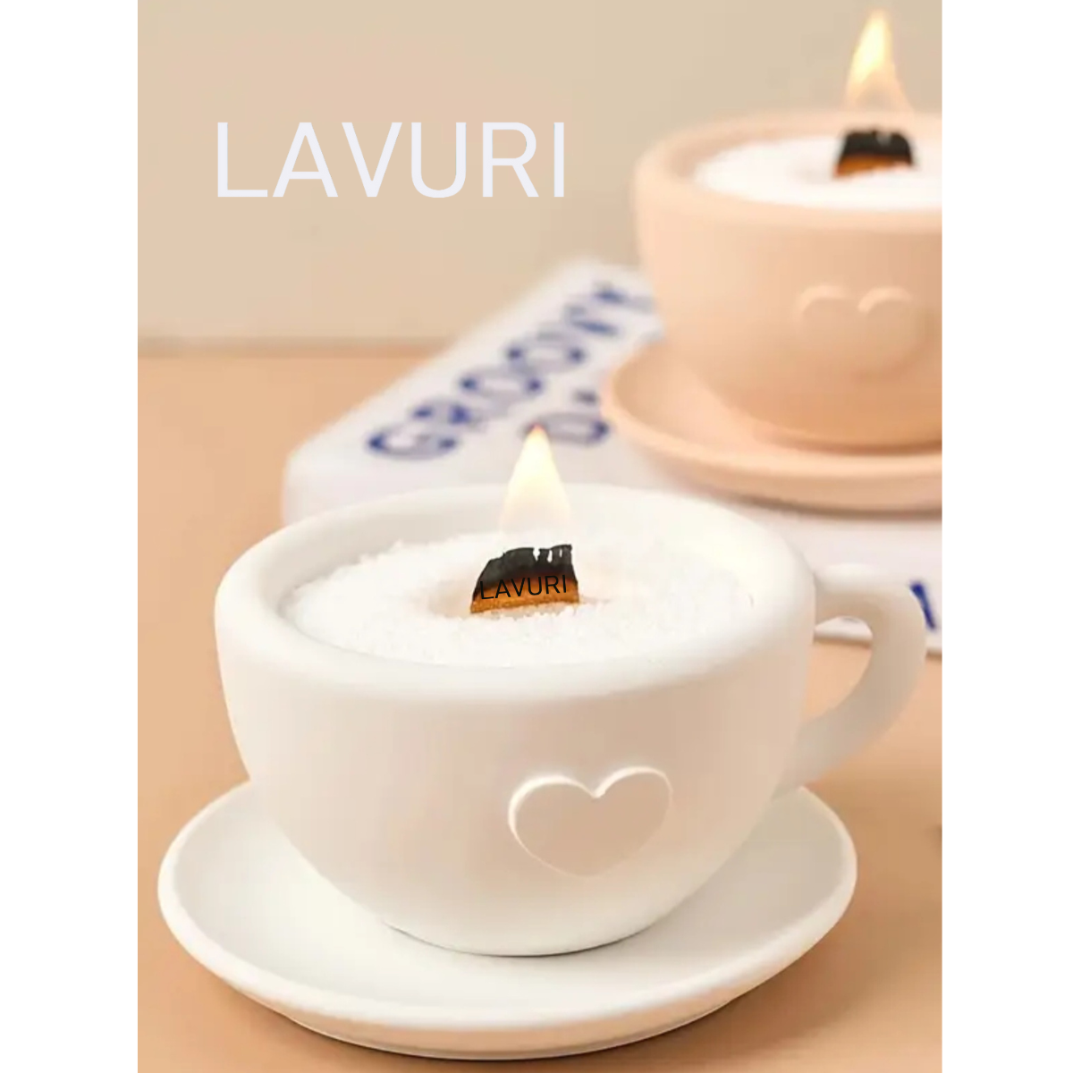LAVURI® Cappuccino Tasse mit separatem Teller für Wachskerzen, Kerzensand / Perlwachs, Trockenblumen, Dekoration und als Duftkerzen Varianten erhältlich