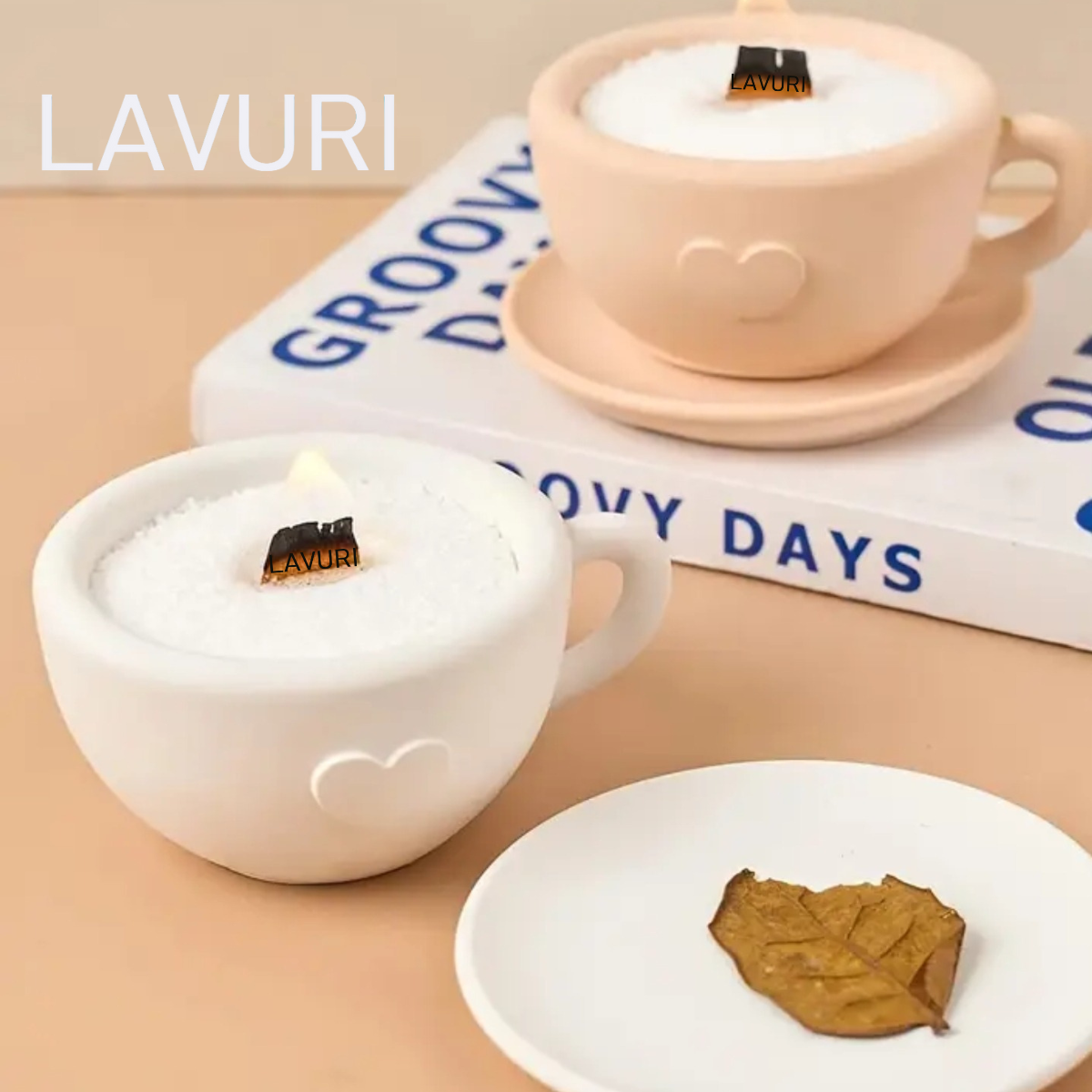 LAVURI® Cappuccino Tasse mit separatem Teller für Wachskerzen, Kerzensand / Perlwachs, Trockenblumen, Dekoration und als Duftkerzen Varianten erhältlich