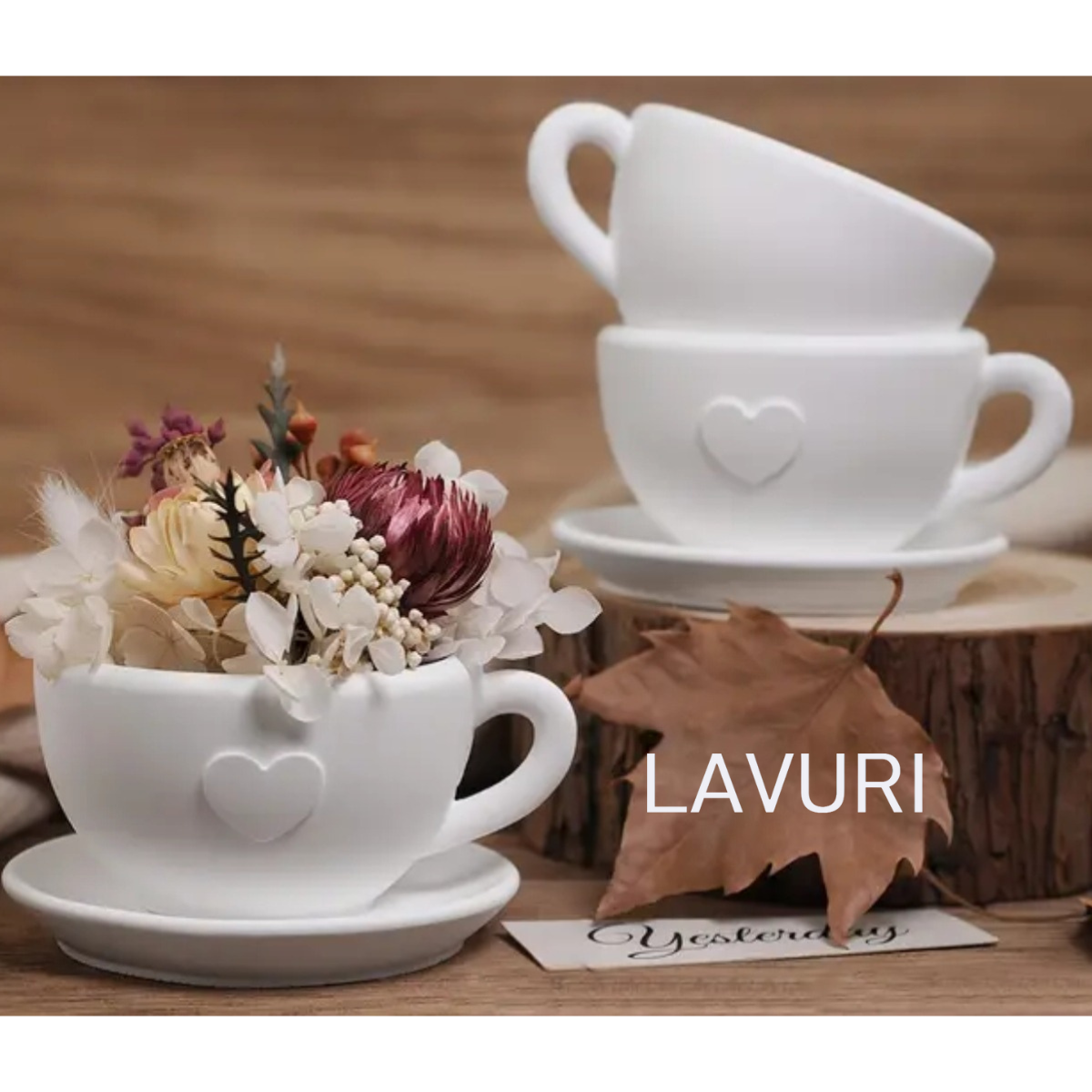 LAVURI® Cappuccino Tasse mit separatem Teller für Wachskerzen, Kerzensand / Perlwachs, Trockenblumen, Dekoration und als Duftkerzen Varianten erhältlich