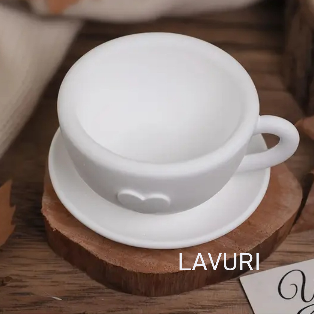 LAVURI® Cappuccino Tasse mit separatem Teller für Wachskerzen, Kerzensand / Perlwachs, Trockenblumen, Dekoration und als Duftkerzen Varianten erhältlich