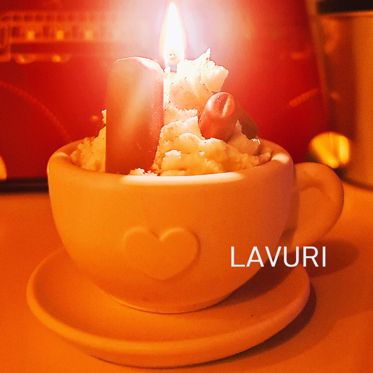 LAVURI® Cappuccino Tasse mit separatem Teller für Wachskerzen, Kerzensand / Perlwachs, Trockenblumen, Dekoration und als Duftkerzen Varianten erhältlich