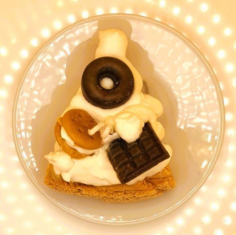 LAVURI® Caramel Slice - Cake - with whipped cream, chocolate bars and cookie rings as decoration