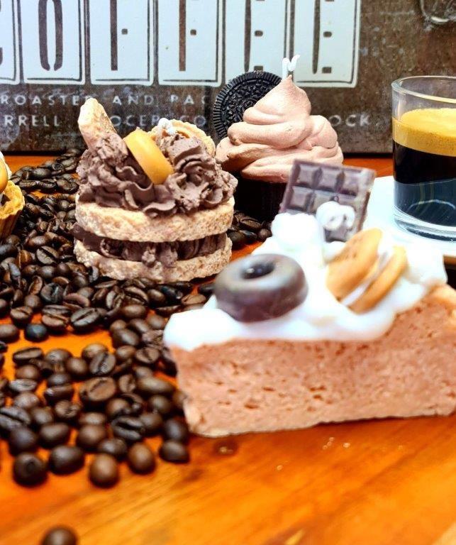 LAVURI® Caramel Tart - Gourmet Cookie Candle as a caramel sponge cake with whipped cream, chocolate bar and cookie rings as decoration