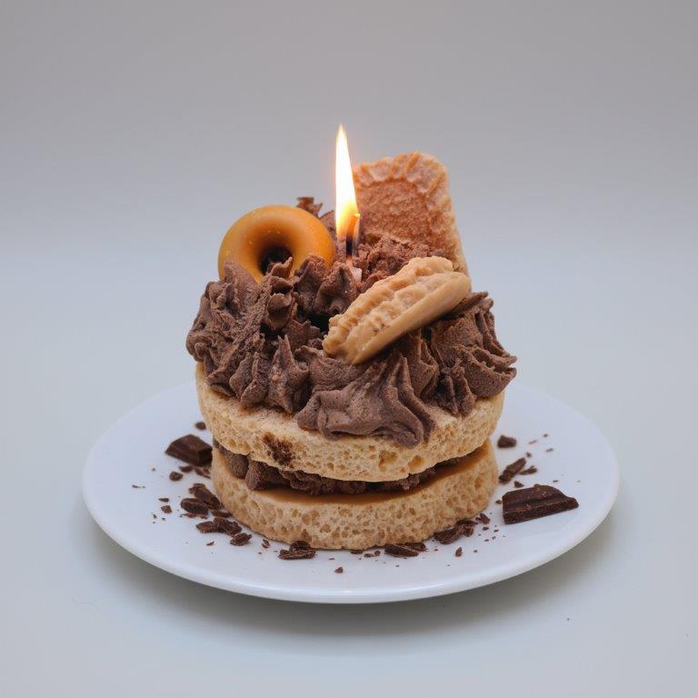 LAVURI® Caramel Cake Candle - Cake with whipped cream, chocolate bars and cookie rings as decoration