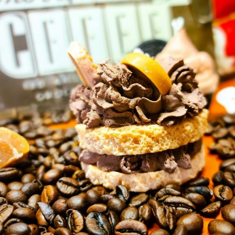 LAVURI® Caramel Cake Candle - Cake with whipped cream, chocolate bars and cookie rings as decoration