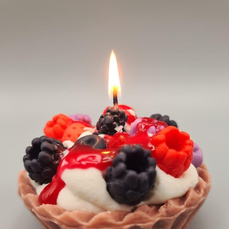 LAVURI® Silvestri Tart - Gourmet Cookie Candle, Berry mix with creme, red Gel- Wax Sauce and pouder as garnish