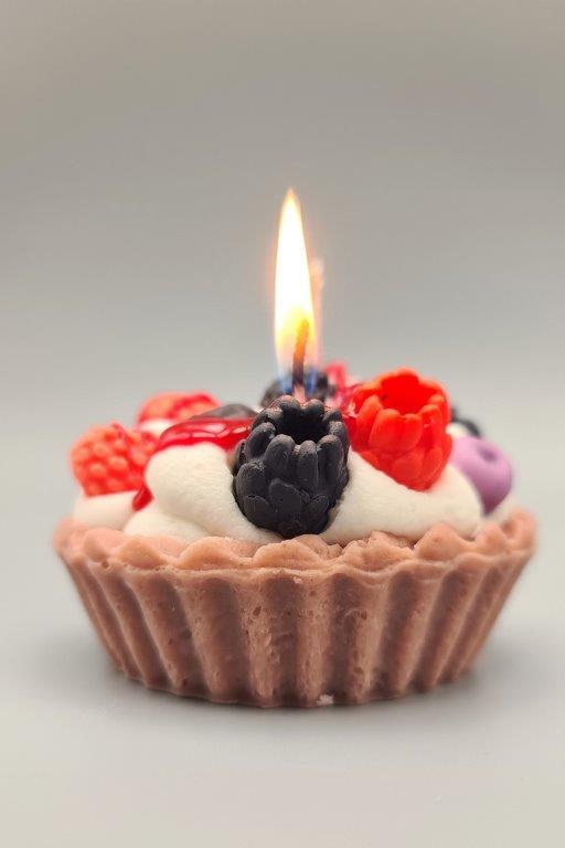 LAVURI® Silvestri Tart - Gourmet Cookie Candle, Berry mix with creme, red Gel- Wax Sauce and pouder as garnish