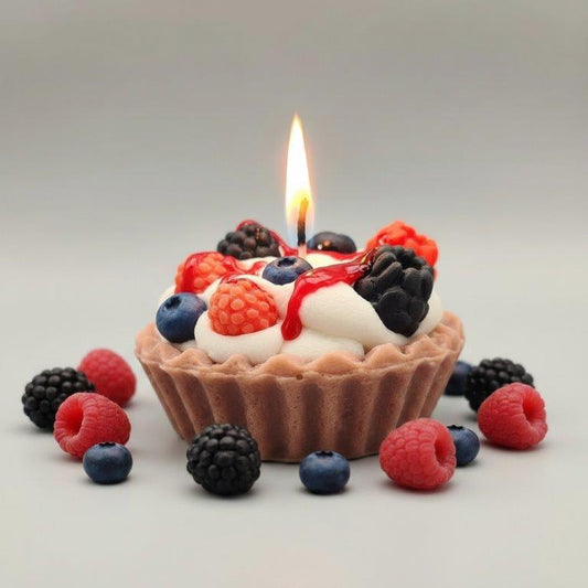 LAVURI® Silvestri Tart - Gourmet Cookie Candle, Berry mix with creme, red Gel- Wax Sauce and pouder as garnish