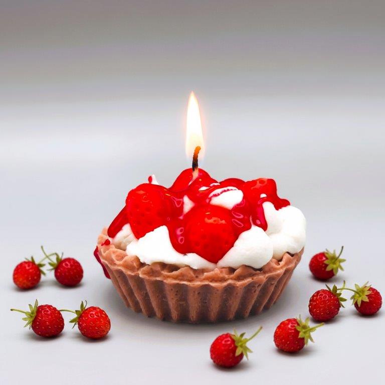 LAVURI® Strawberry Tart - Gourmet Cookie Candle, Straberry & Creme of Soy Wax, red Gel- Wax Sauce with pouder garnish