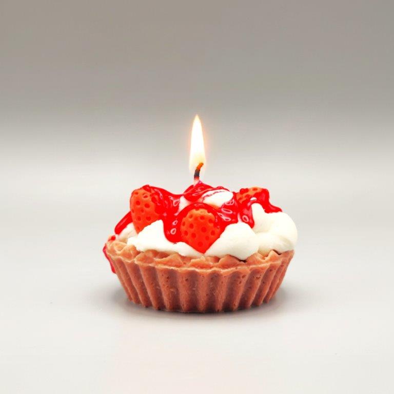 LAVURI® Strawberry Tart - Gourmet Cookie Candle, Straberry & Creme of Soy Wax, red Gel- Wax Sauce with pouder garnish
