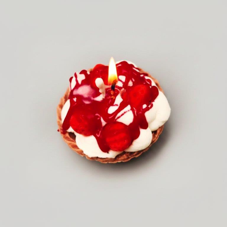 LAVURI® Strawberry Tart - Gourmet Cookie Candle, Straberry & Creme of Soy Wax, red Gel- Wax Sauce with pouder garnish