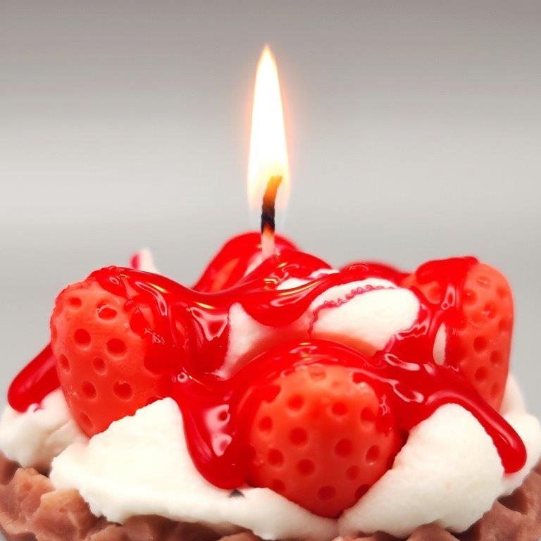LAVURI® Strawberry Tart - Gourmet Cookie Candle, Straberry & Creme of Soy Wax, red Gel- Wax Sauce with pouder garnish