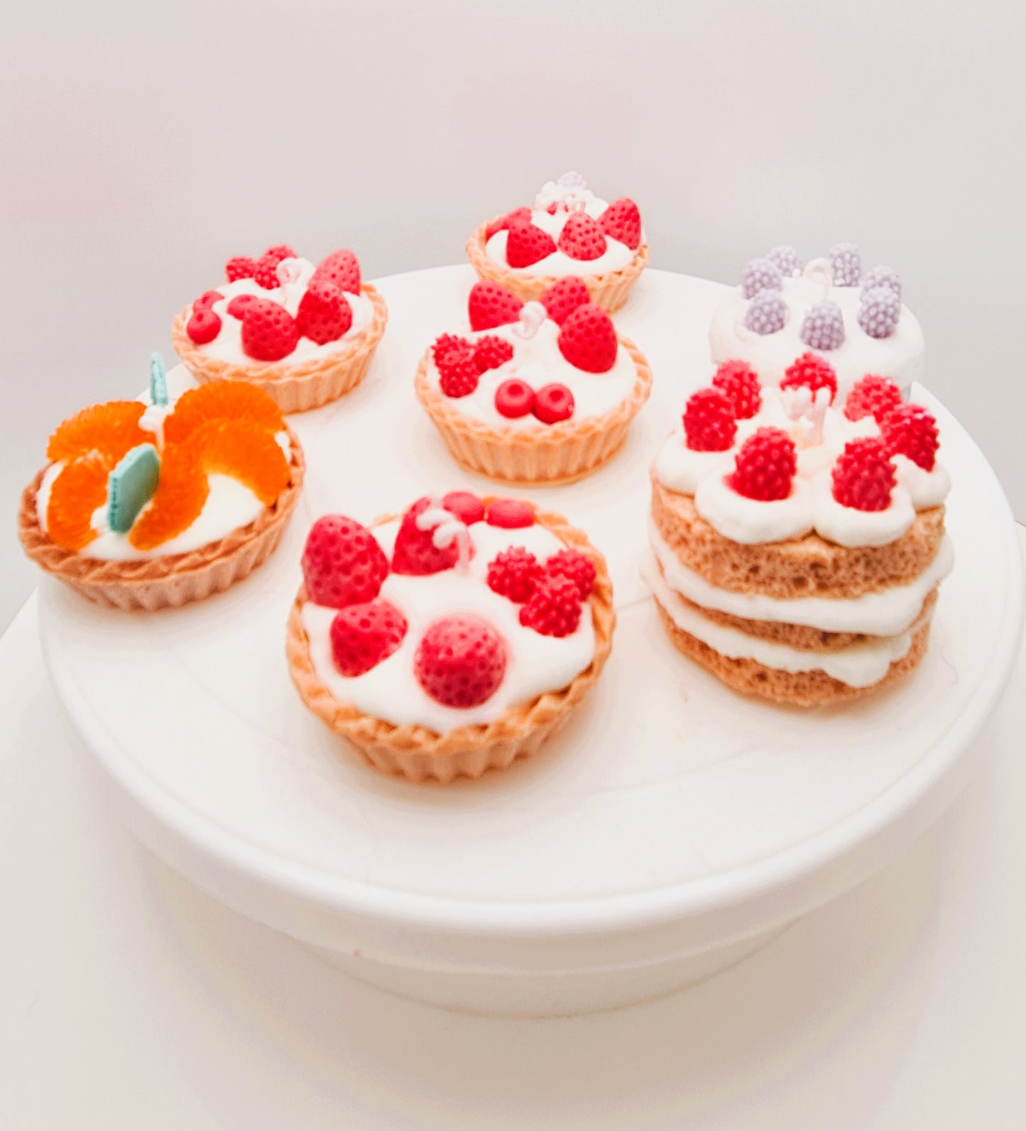 LAVURI® Frangola Tarte - Gourmet Cookie Candle, Erdbeeren mit Schlagsahne, roter Gel- Wax Sauce und Puder als Verzierung
