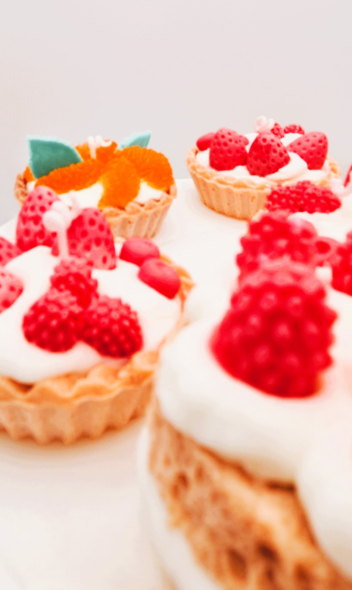 LAVURI® Frangola Tarte - Gourmet Cookie Candle, Erdbeeren mit Schlagsahne, roter Gel- Wax Sauce und Puder als Verzierung