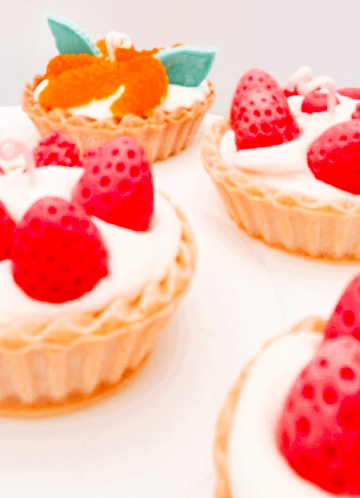 LAVURI® Frangola Tarte - Gourmet Cookie Candle, Erdbeeren mit Schlagsahne, roter Gel- Wax Sauce und Puder als Verzierung