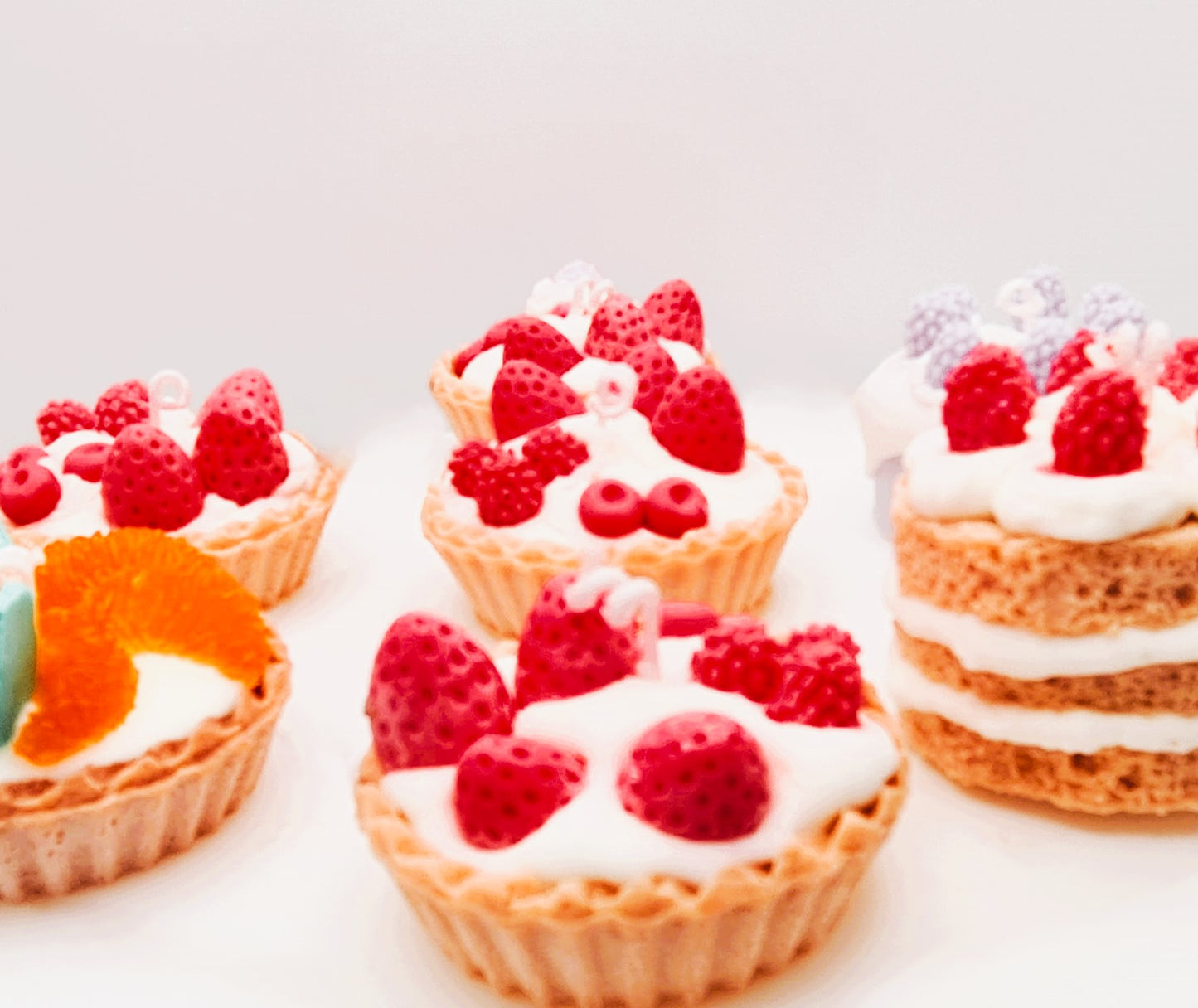 LAVURI® Frangola Tarte - Gourmet Cookie Candle, Erdbeeren mit Schlagsahne, roter Gel- Wax Sauce und Puder als Verzierung