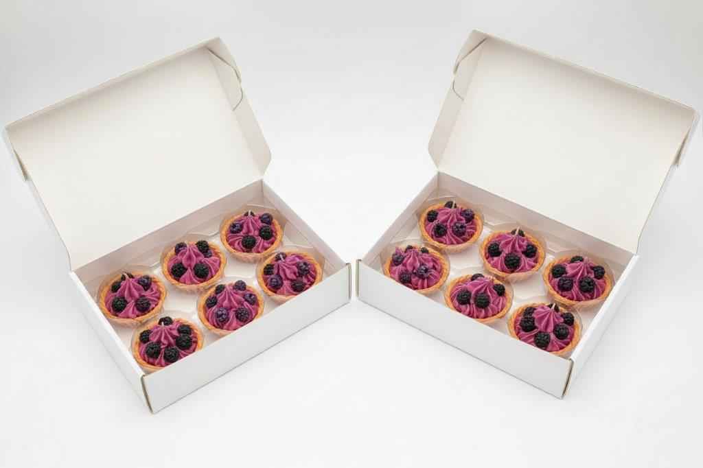 LAVURI Wild Berry Tart Candle - Gourmet Candle, cookie look with wipped creme and artificial Berries