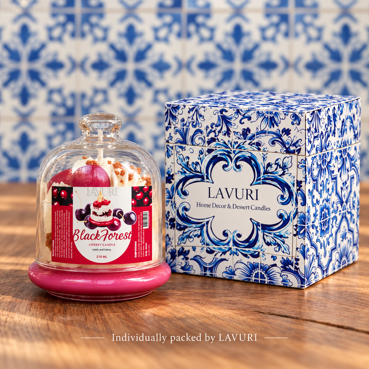 LAVURI Black Forest Cherry: dekorationslys vist ved siden af sin individuelle LAVURI Azulejo-detailæske.