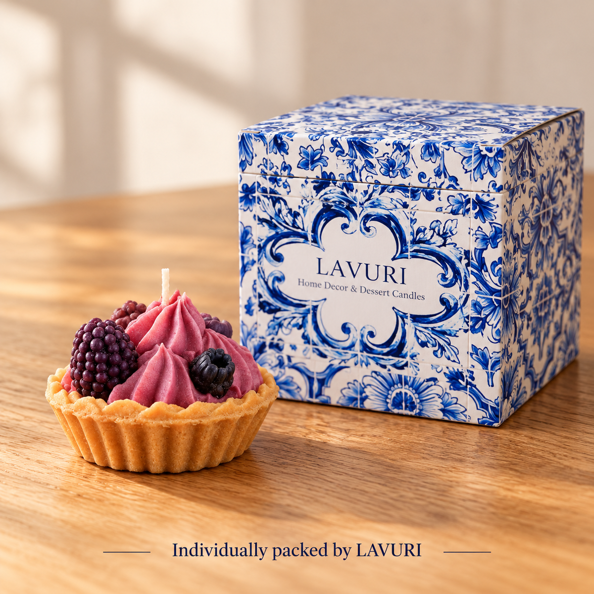 LAVURI Wild Berry Tart: dekorativt ljus som visas bredvid sin individuella LAVURI Azulejo-förpackning.