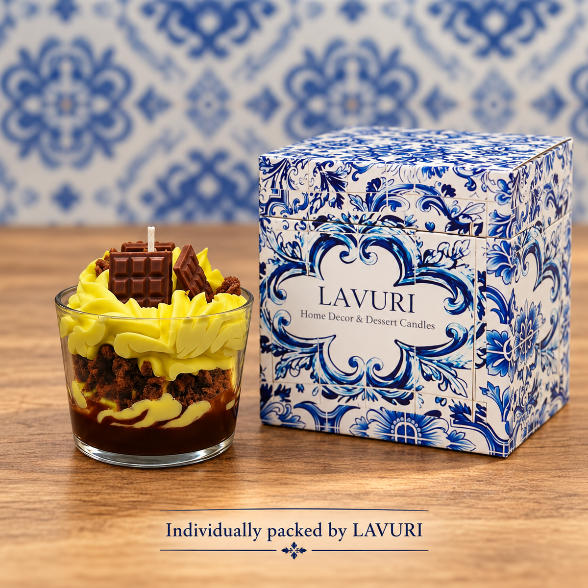 LAVURI Pistachio Cream CUP: dekorationslys vist ved siden af sin individuelle LAVURI Azulejo-detailæske.