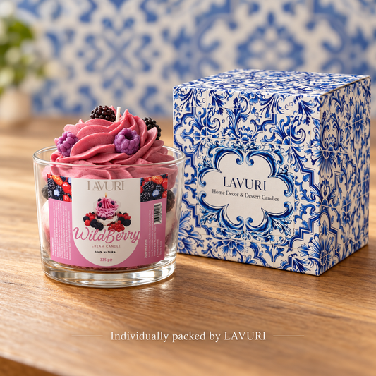 LAVURI Wild Berry Cream – handgjort dessertljus av sojavax – ljus med sin egen LAVURI Azulejo-förpackning för butik.
