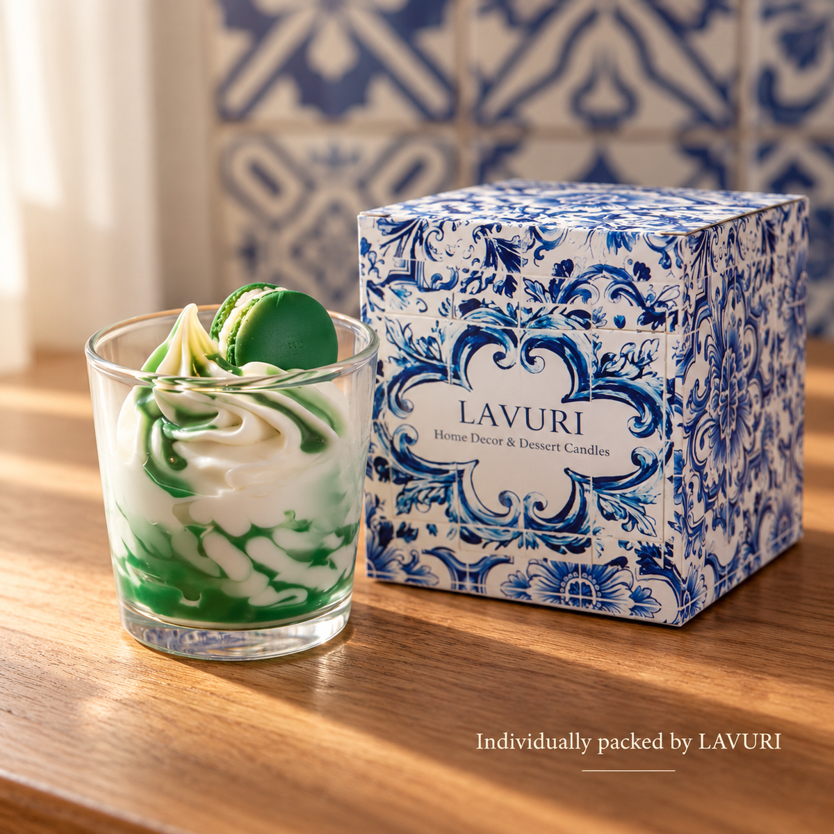LAVURI Lime Cream: dekorationslys vist ved siden af sin individuelle LAVURI Azulejo-detailæske.