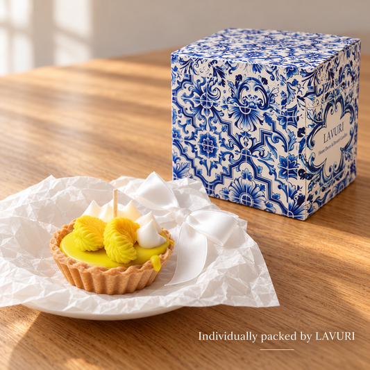 LAVURI Lemon Curd Tart: dekorationsljus avbildat bredvid sin individuella LAVURI Azulejo-förpackning.