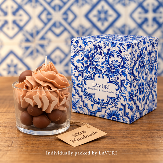 LAVURI Truffle Cream – handgjort sojaljus som ser ut som en dessert – ljus med sin individuella LAVURI Azulejo-förpackning för detaljhandeln.
