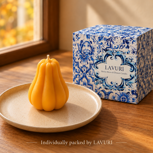 LAVURI Spicy Pumpkin Fruit: ett dekorativt ljus bredvid sin egen LAVURI Azulejo-förpackning.