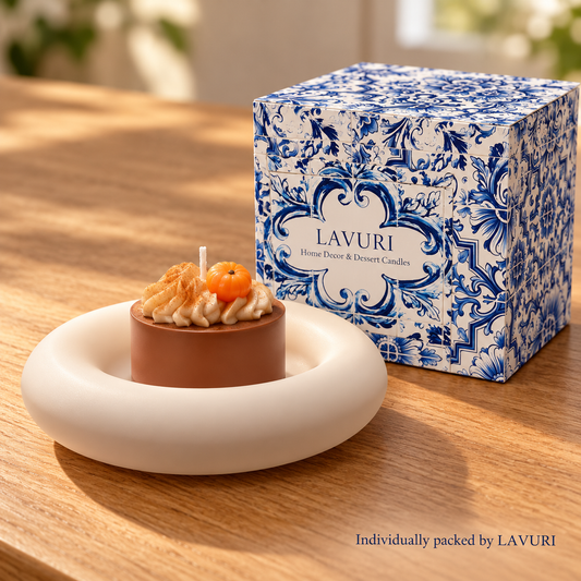 LAVURI Spicy Pumpkin: dekorationsljus som visas bredvid sin individuella LAVURI Azulejo-förpackning.
