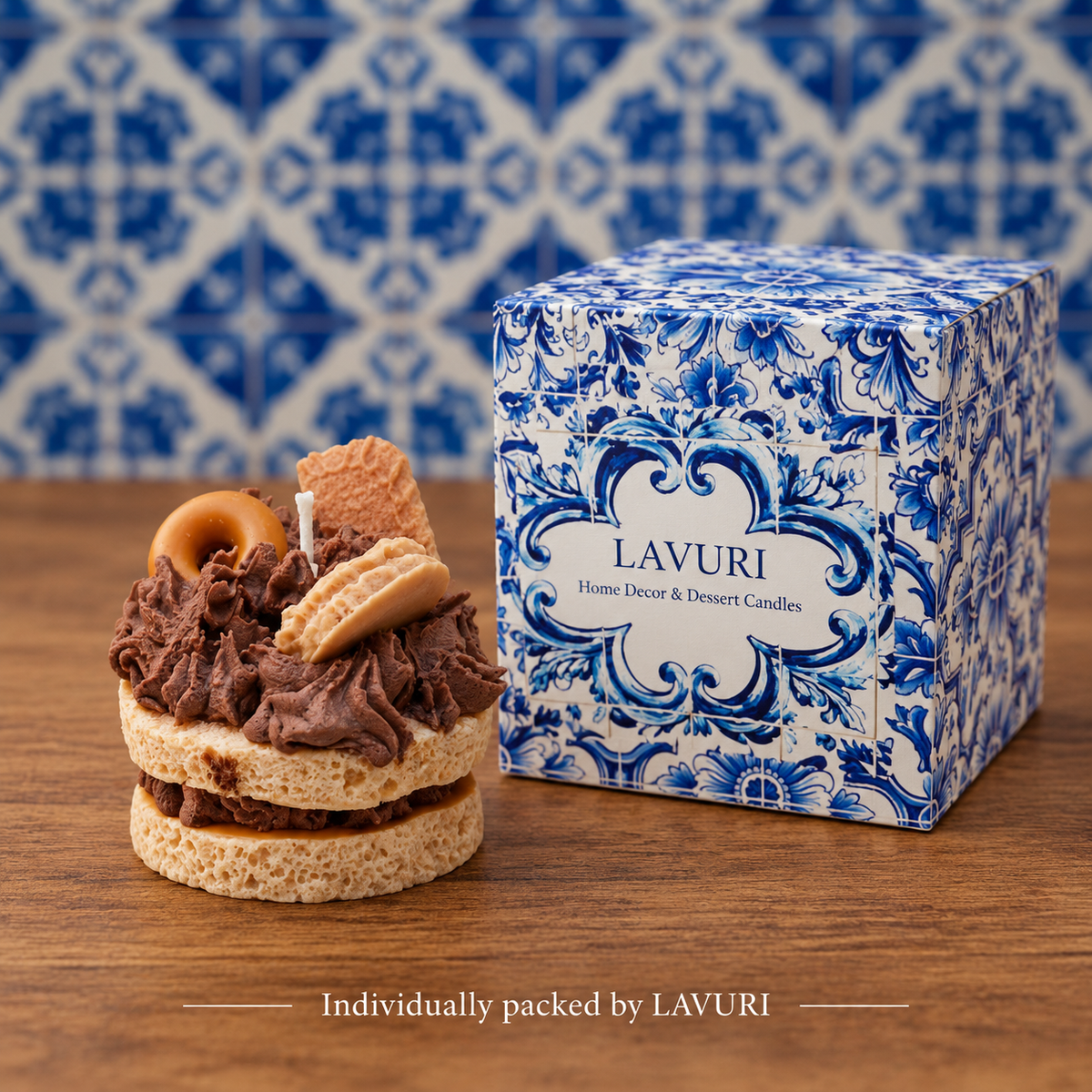 LAVURI Caramel Cake: dekorationsljus som visas bredvid sin separata LAVURI Azulejo-förpackning.