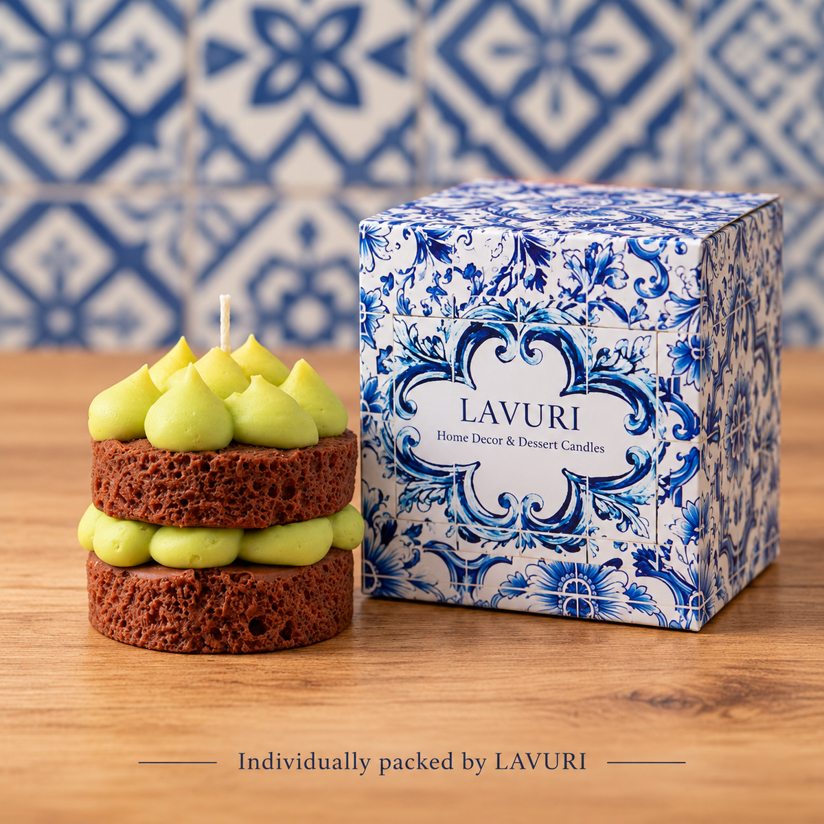 LAVURI Dubai Chocolate: dekorativt lys vist ved siden af sin individuelle LAVURI Azulejo-detailæske.