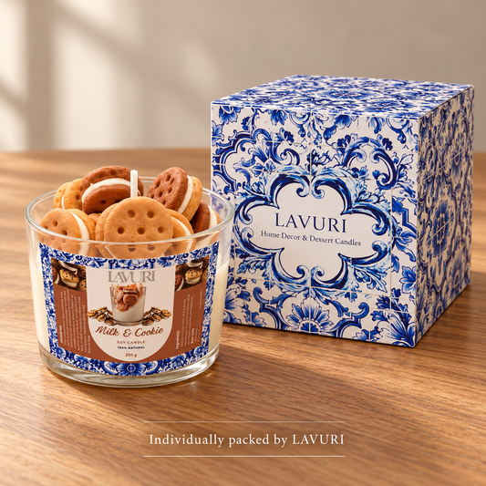 LAVURI MILK & Cookie – handgjort dessertljus av sojavax – ljus med sin egen LAVURI Azulejo-förpackning för detaljhandel.