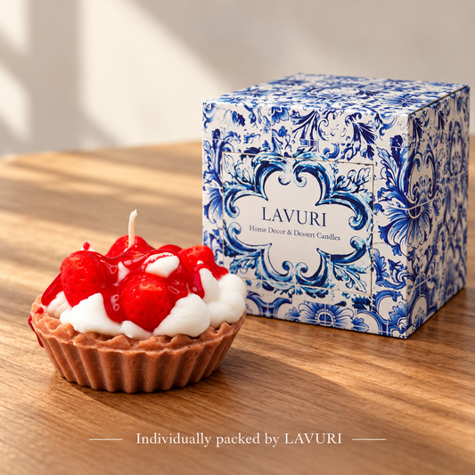 LAVURI Strawberry Tart: dekorationsljus som visas bredvid sin individuella LAVURI Azulejo-förpackning.