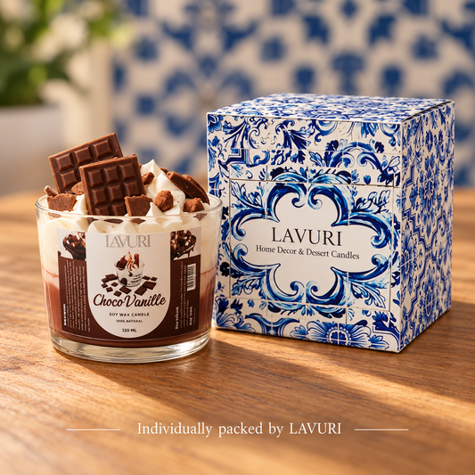 LAVURI Chocolate Vanilla – handgjort dessertljus av sojavax – ljus med sin individuella LAVURI Azulejo-förpackning för detaljhandeln.