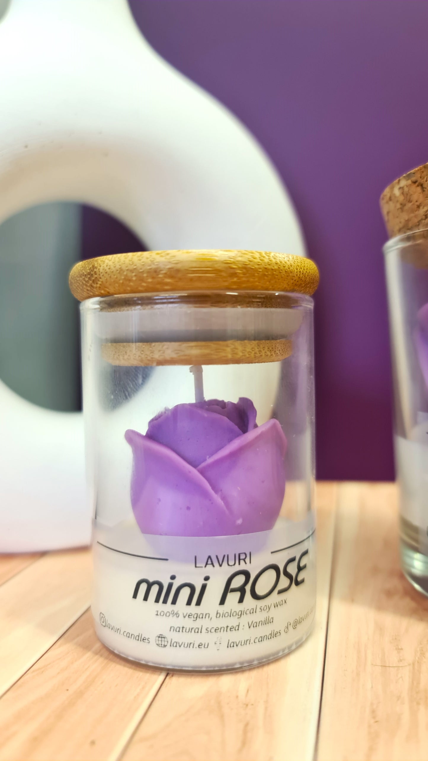 LAVURI mini ROSE in a glass jar with wooden lid, vanilla scented candle made from 100% natural soy wax, vegan, handmade, reusable glass, various colors and fragrances available.